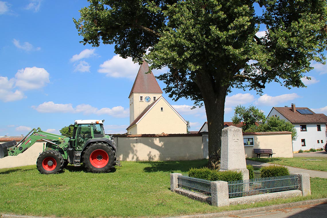 Traktor am Dorfanger Traktor am Dorfanger