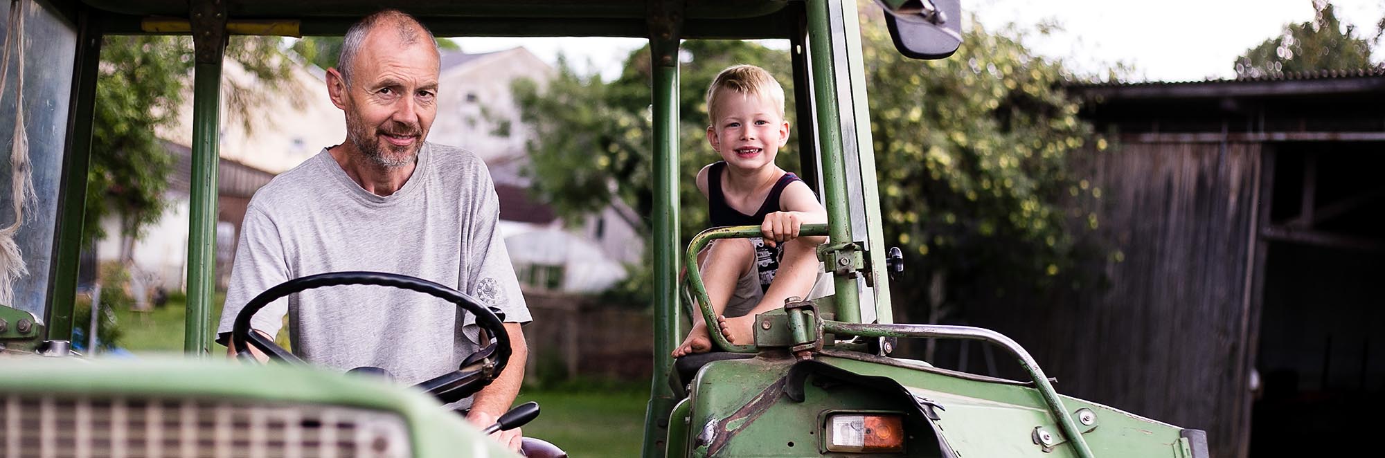 Am Traktor mitfahren